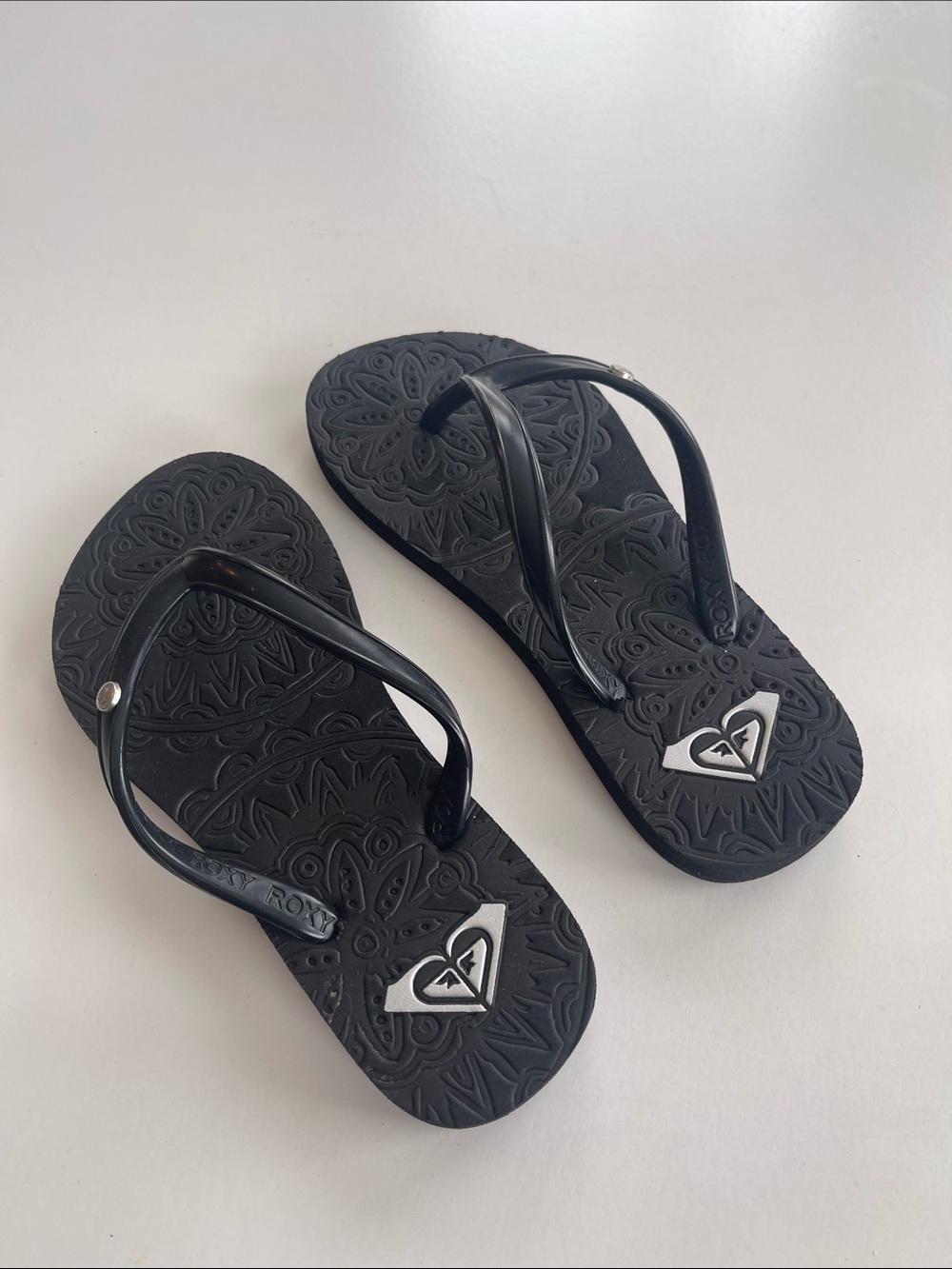 Roxy kids Black Flip Flops with Embossed Footbed